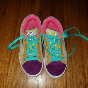Girls Puma tennis shoes